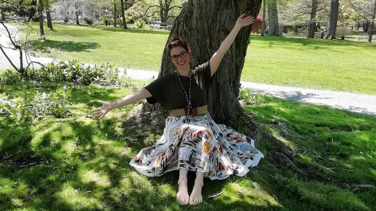 Julietta Sorensen Kass sous un arbre aux jardins publics d'Halifax.