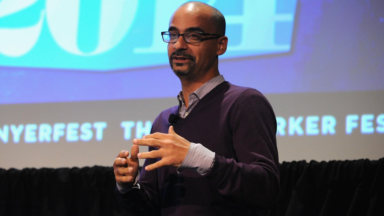 L'écrivain dominicain Junot Díazparle au public alors qu'il se trouve sur une scène du New Yorker Festival 2014. L'écrivain dominicain Junot Díazparle au public alors qu'il se trouve sur une scène du New Yorker Festival 2014.
