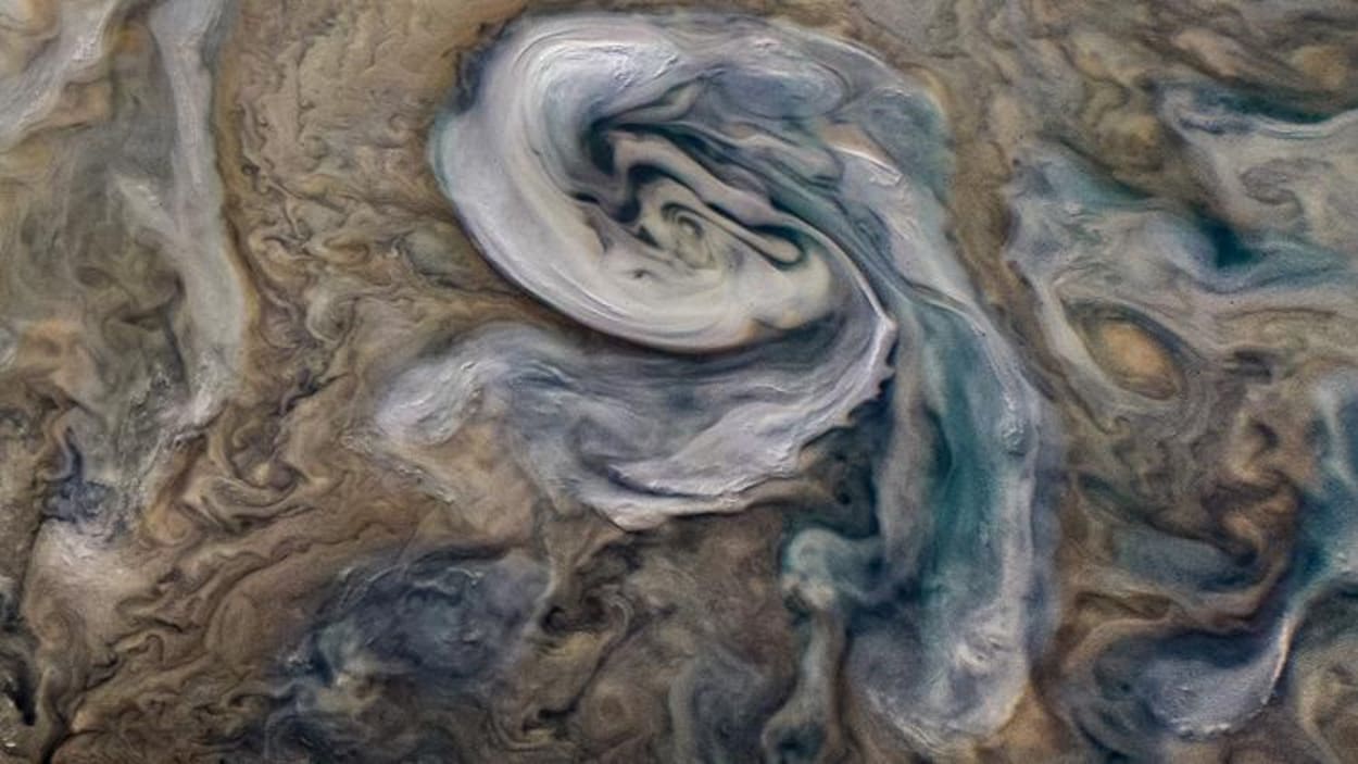 Une tempête sur Jupiter prend la forme d'un tourbillon blanchâtre.