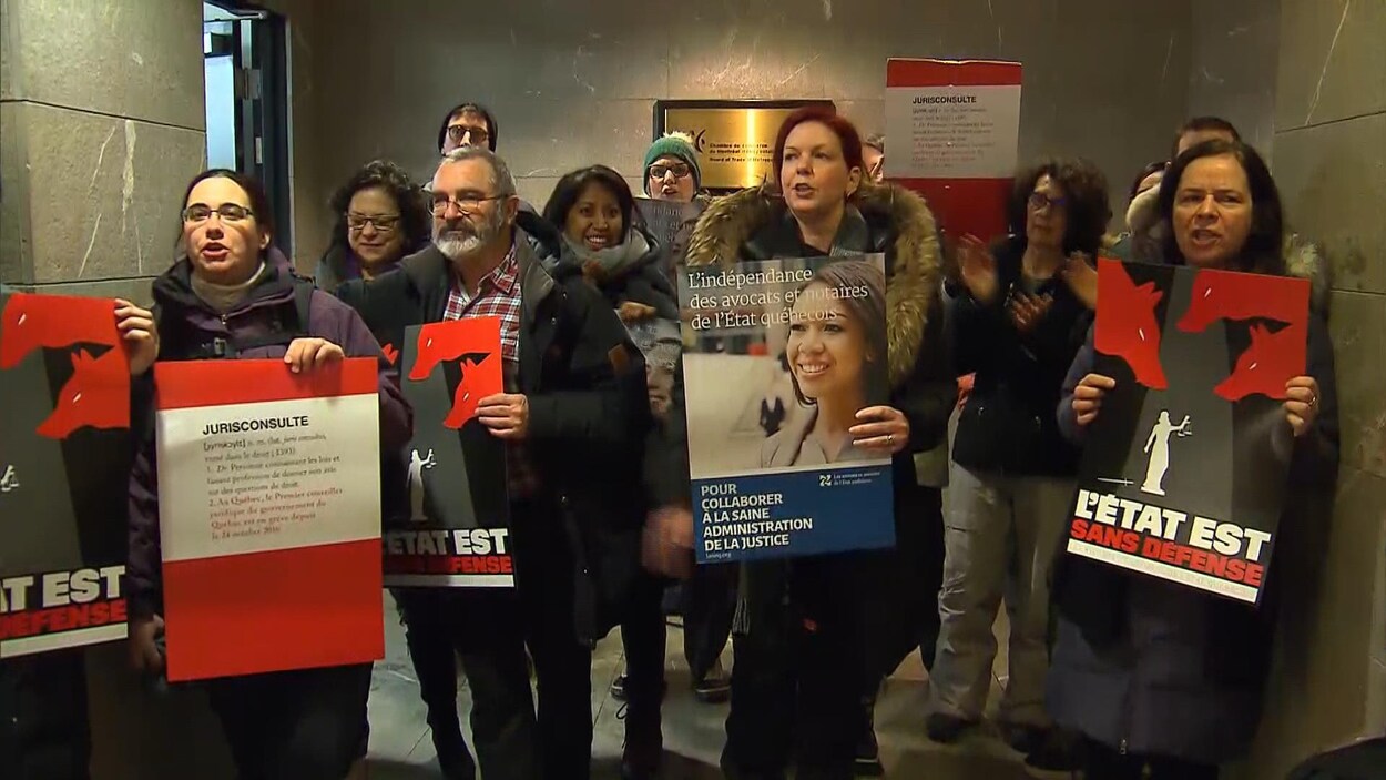 Des juristes de l'État qui manifestent.