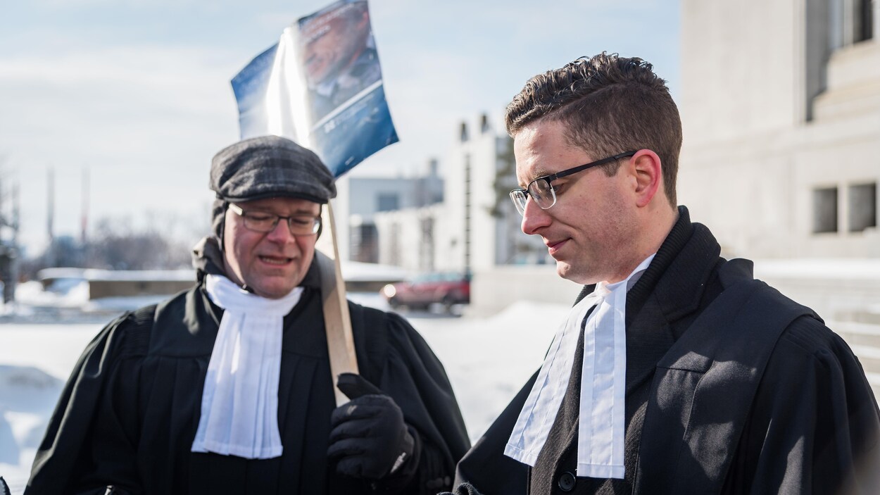 Deux juristes du Québec manifestent devant l'immeuble de la Cour suprême du Canada, le mercredi 1er février 2017, au 101e jour de grève observée par leur syndicat. Deux juristes du Québec manifestent devant l'immeuble de la Cour suprême du Canada, le mercredi 1er février 2017, au 101e jour de grève observée par leur syndicat.