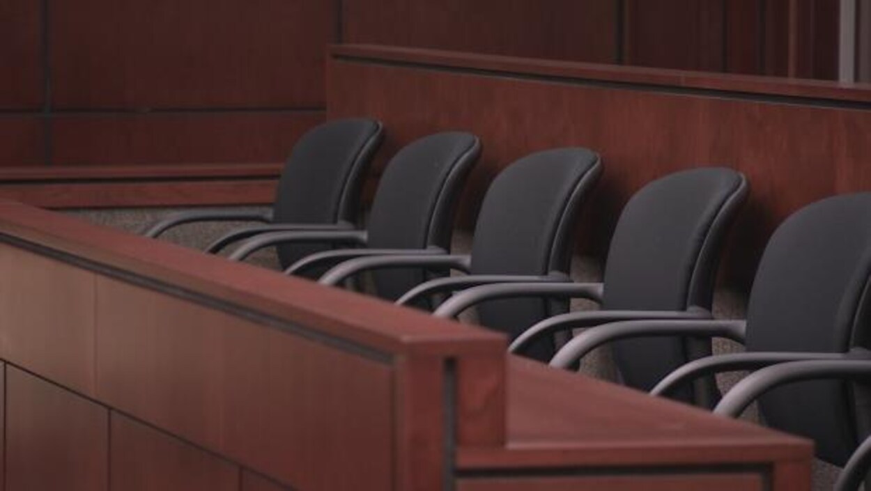 Des chaises dans une salle de cour Des chaises dans une salle de cour