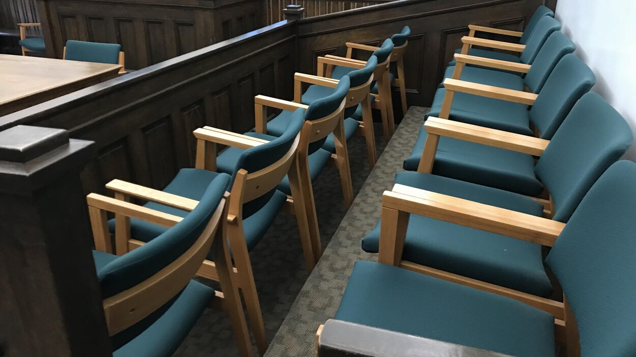 Les sièges des jurés dans un tribunal.