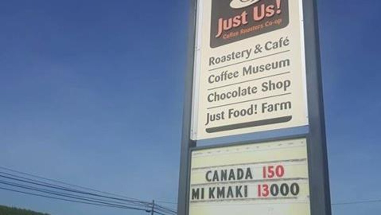 Un panneau d'annonces à un café indique « Canada 150, Mik'maki 13 000 » Un panneau d'annonces à un café indique « Canada 150, Mik'maki 13 000 »