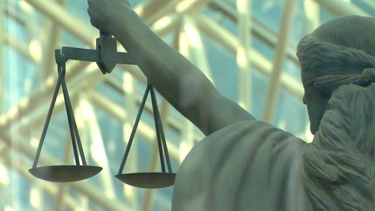 Une statue de la balance de la justice.