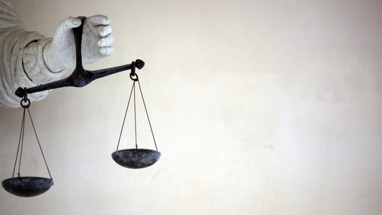 Une statue tenant la balance de la justice dans sa main gauche.