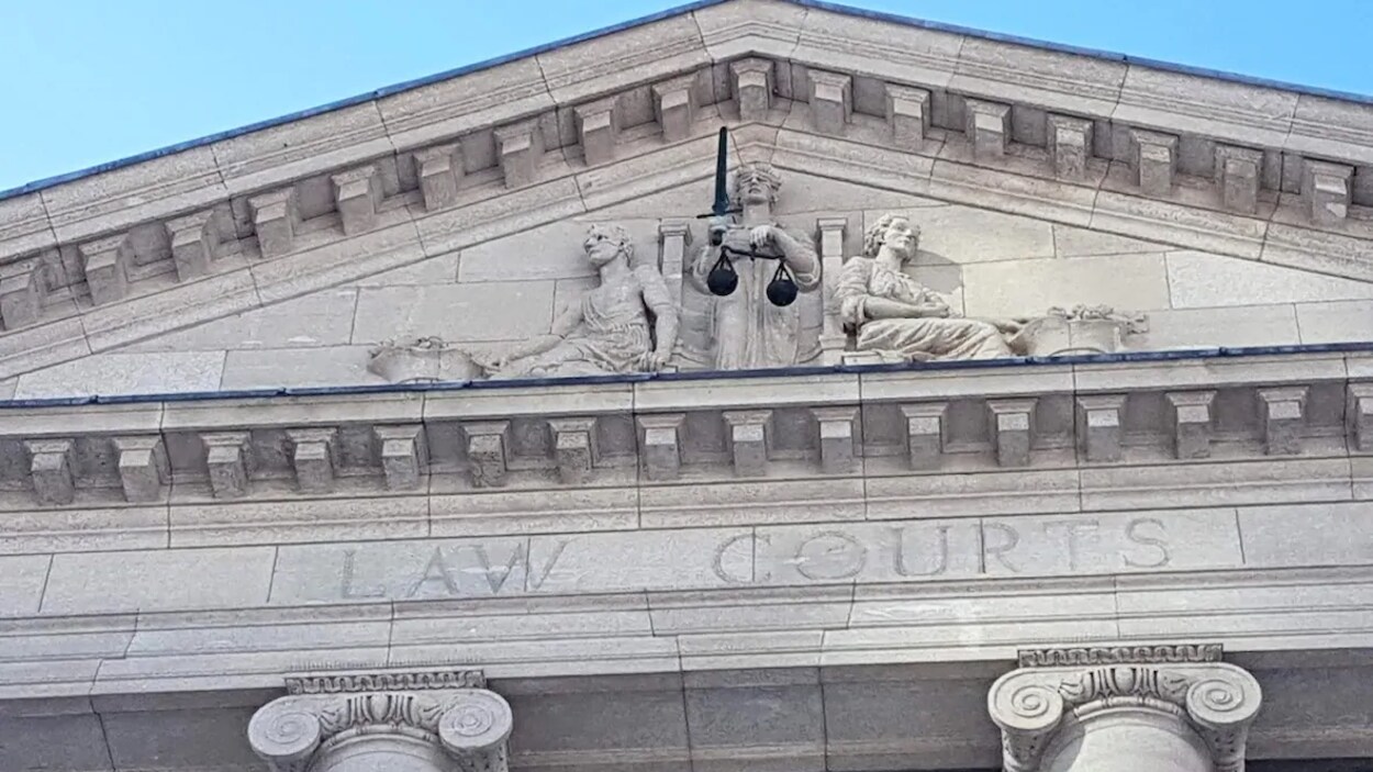 La façade d'un tribunal sur laquelle est écrit « Law Courtsv».