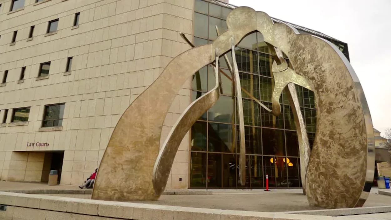 Sculpture d'araignée devant le Palais de justice de Winnipeg