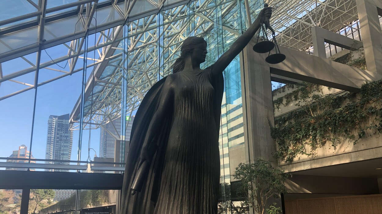 Une statue représentant la justice dans le hall de la Cour suprême de la province.