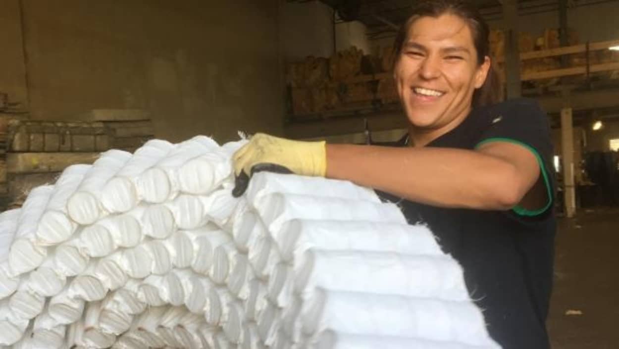 Justice Faithful est en train de recycler un matelas Justice Faithful est en train de recycler un matelas