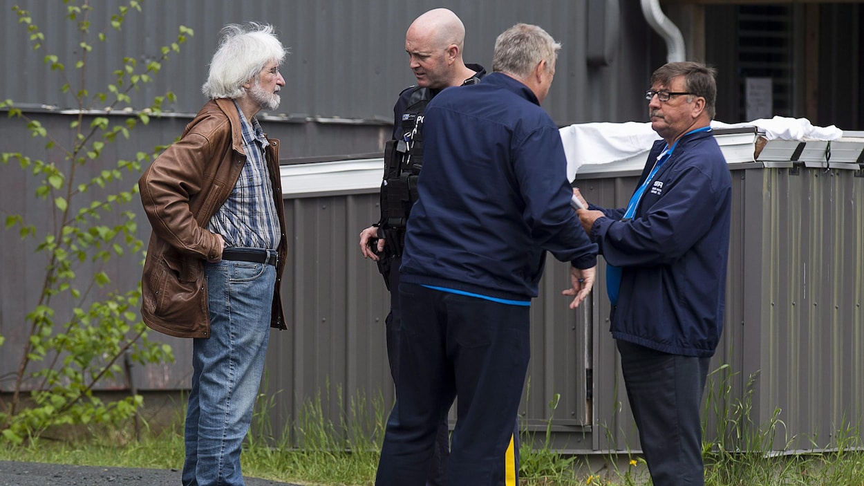 Felix Cacchione (à gauche), le directeur de l'Équipe d'intervention en cas d'incident grave de la Nouvelle-Écosse (SiRT), en discussion avec des agents.