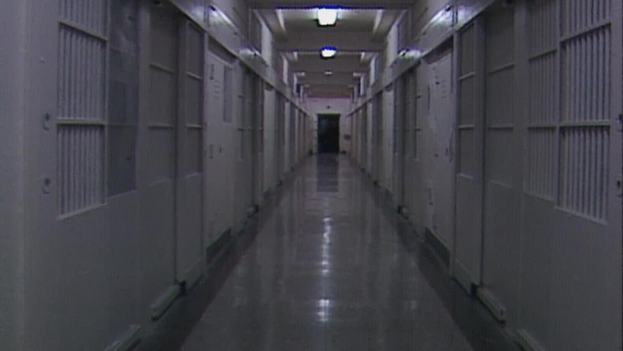 On voit un long corridor dans l'une des ailes psychiatrique de l'Institut psychiatrique de Penetanguishine au début des années 1990