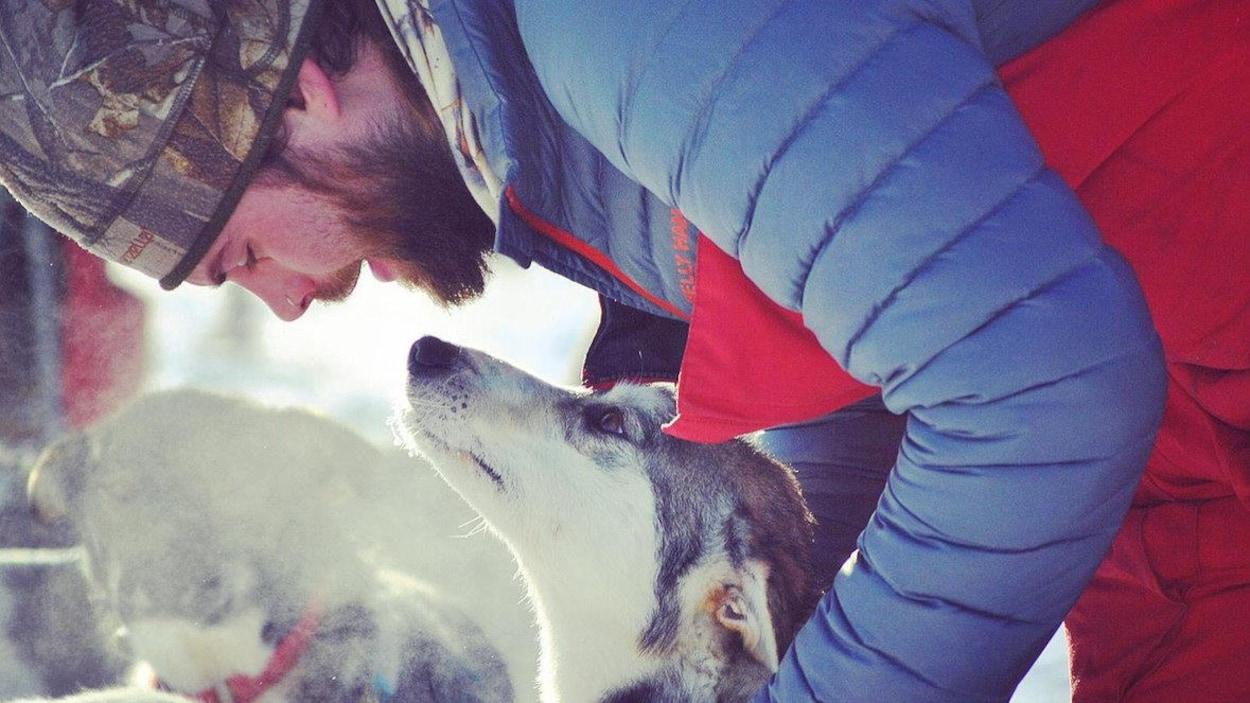 Justin Allen avec ses chiens. Justin Allen avec ses chiens.