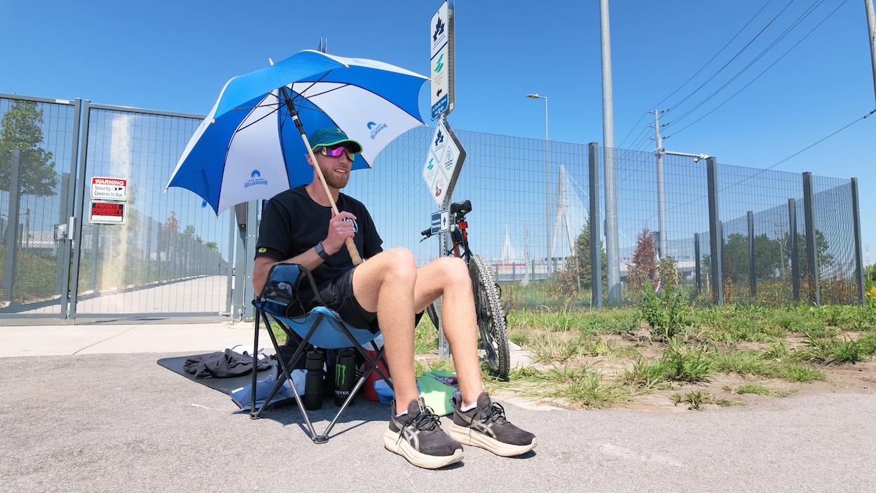 Depuis 4 h du matin, il attend d’être le premier à traverser le pont Gordie-Howe à vélo