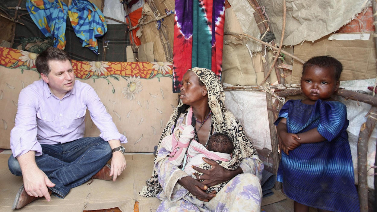 Justin Forsyth, le numéro 2 de l'Unicef, dans un camp de déplacés somaliens près de Mogadiscio. Justin Forsyth, le numéro 2 de l'Unicef, dans un camp de déplacés somaliens près de Mogadiscio.