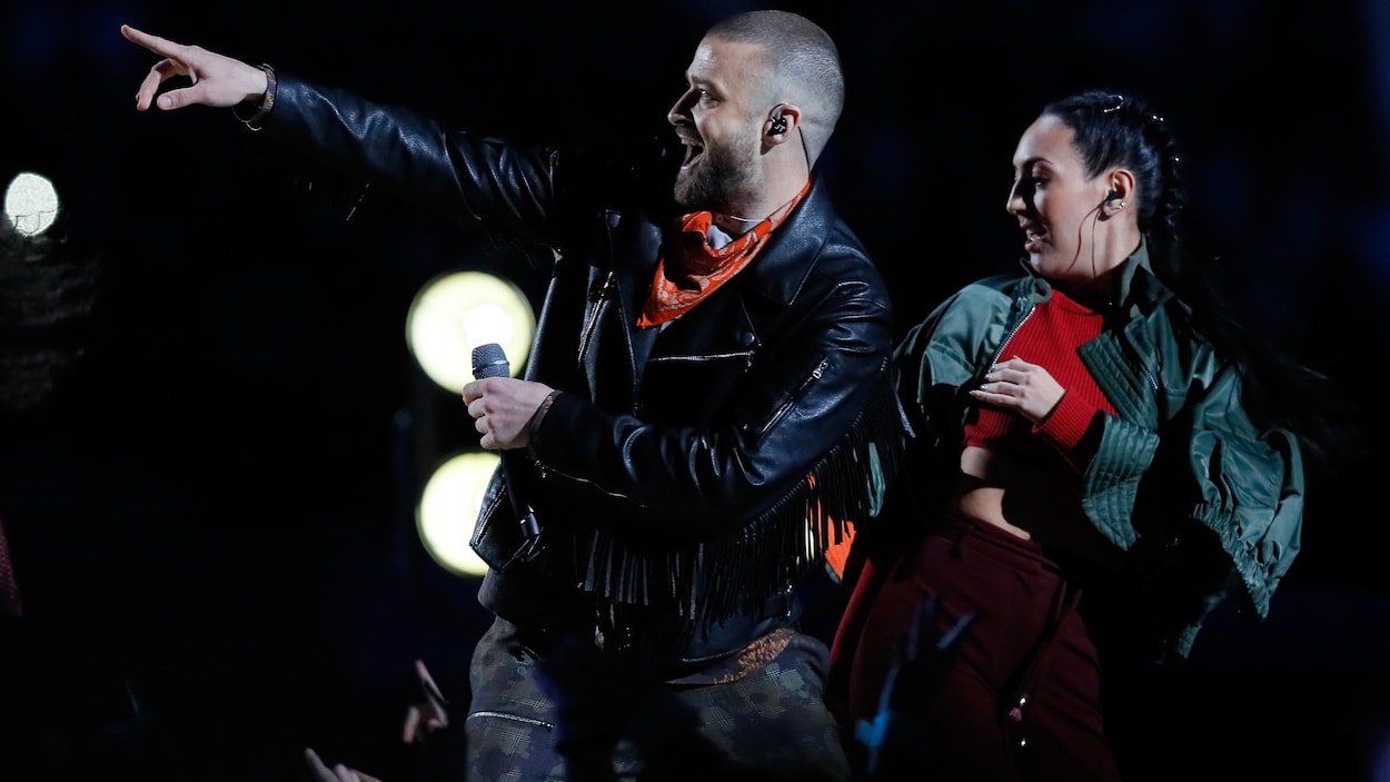 Le chanteur Justin Timberlake pointe son doigt vers la foule lors de la mi-temps du Super Bowl à Minneapolis. Le chanteur Justin Timberlake pointe son doigt vers la foule lors de la mi-temps du Super Bowl à Minneapolis.