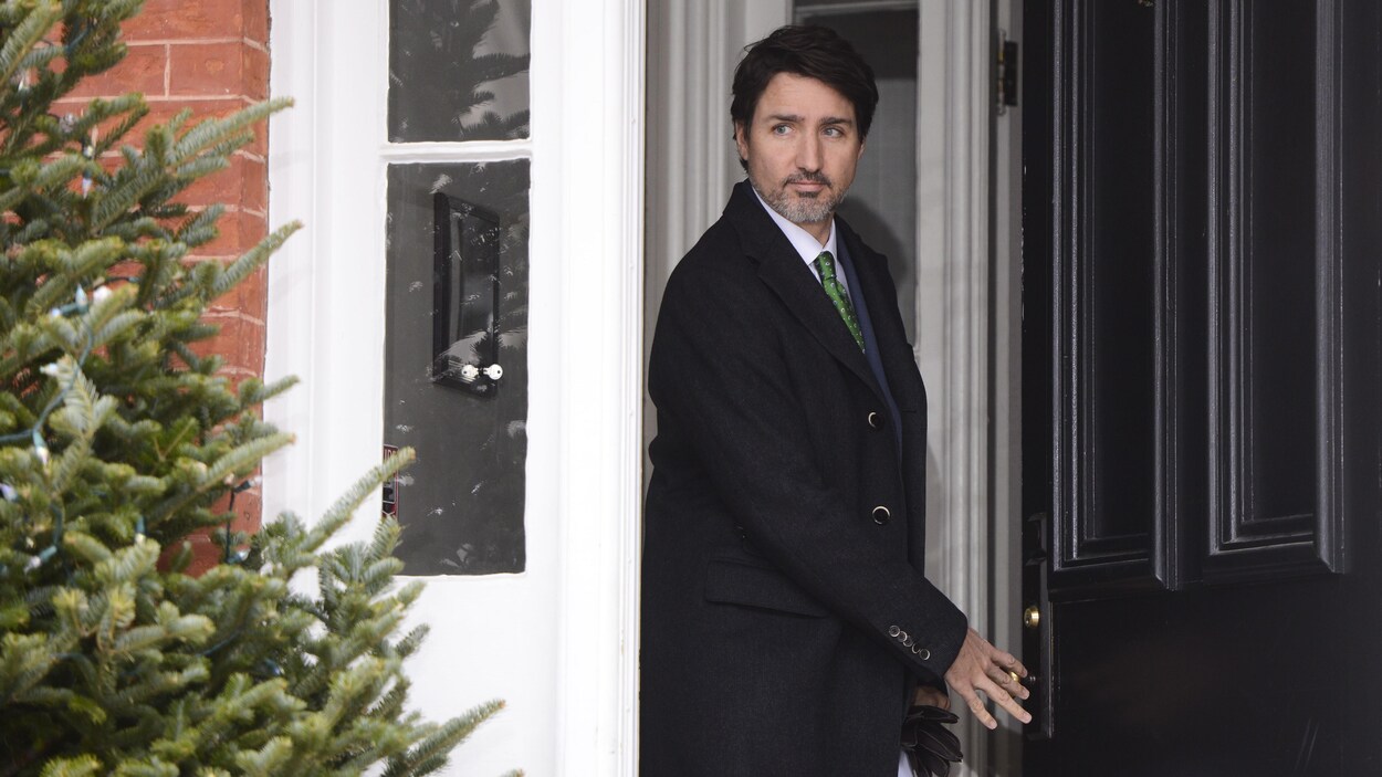 Justin Trudeau franchit le seuil de la porte de sa résidence.
