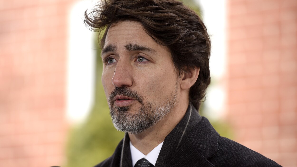 Justin Trudeau parle dans un micro.
