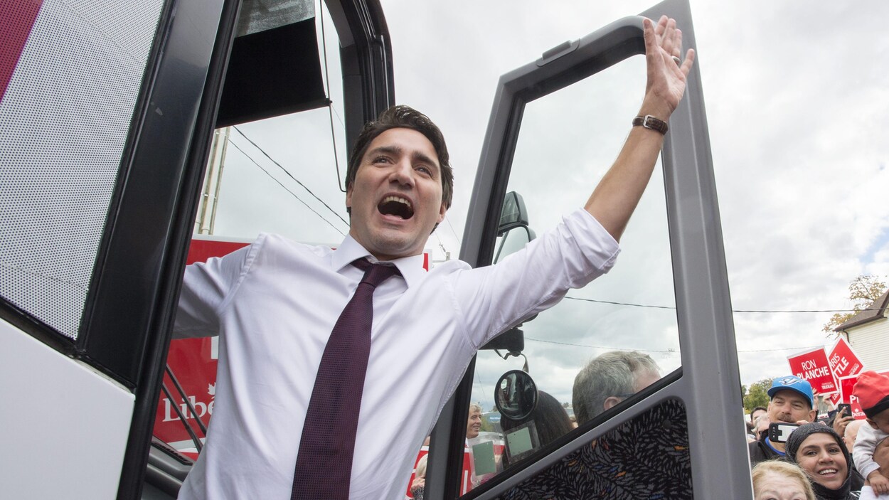 Justin Trudeau salue la foule depuis son autobus de campagne.