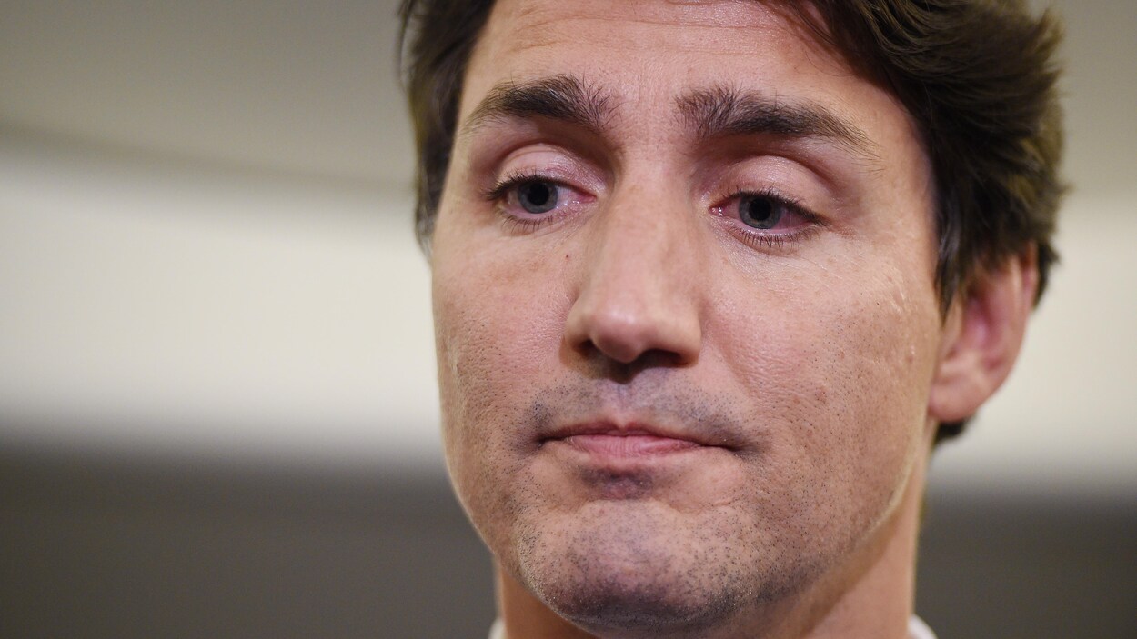 Plan serré du visage de Justin Trudeau en point de presse.