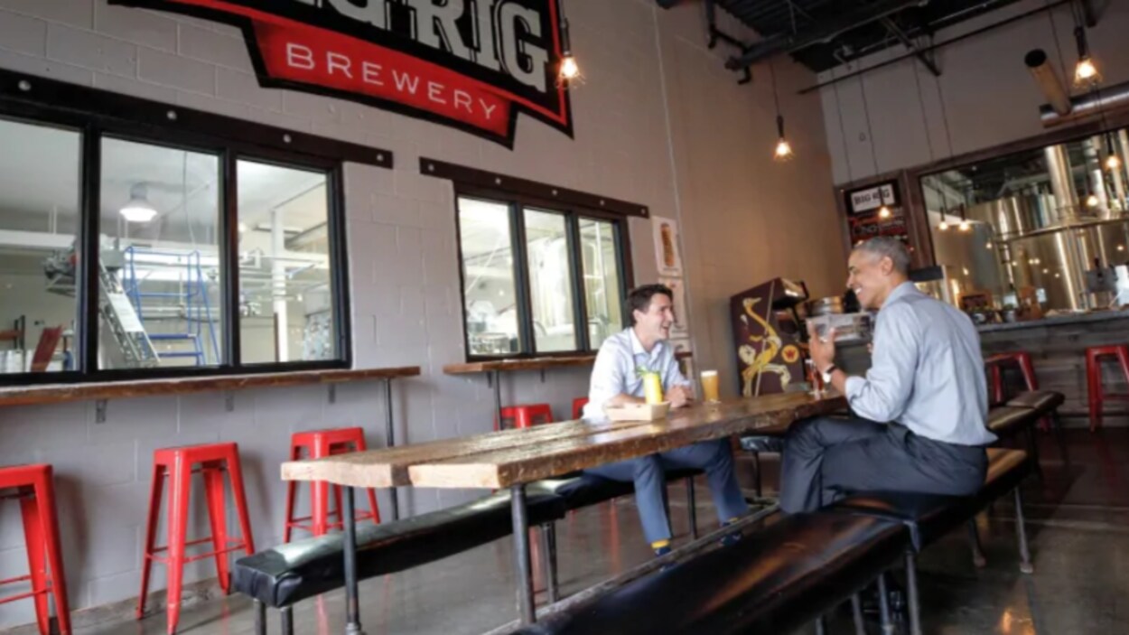 Deux hommes attablés devant une bière.