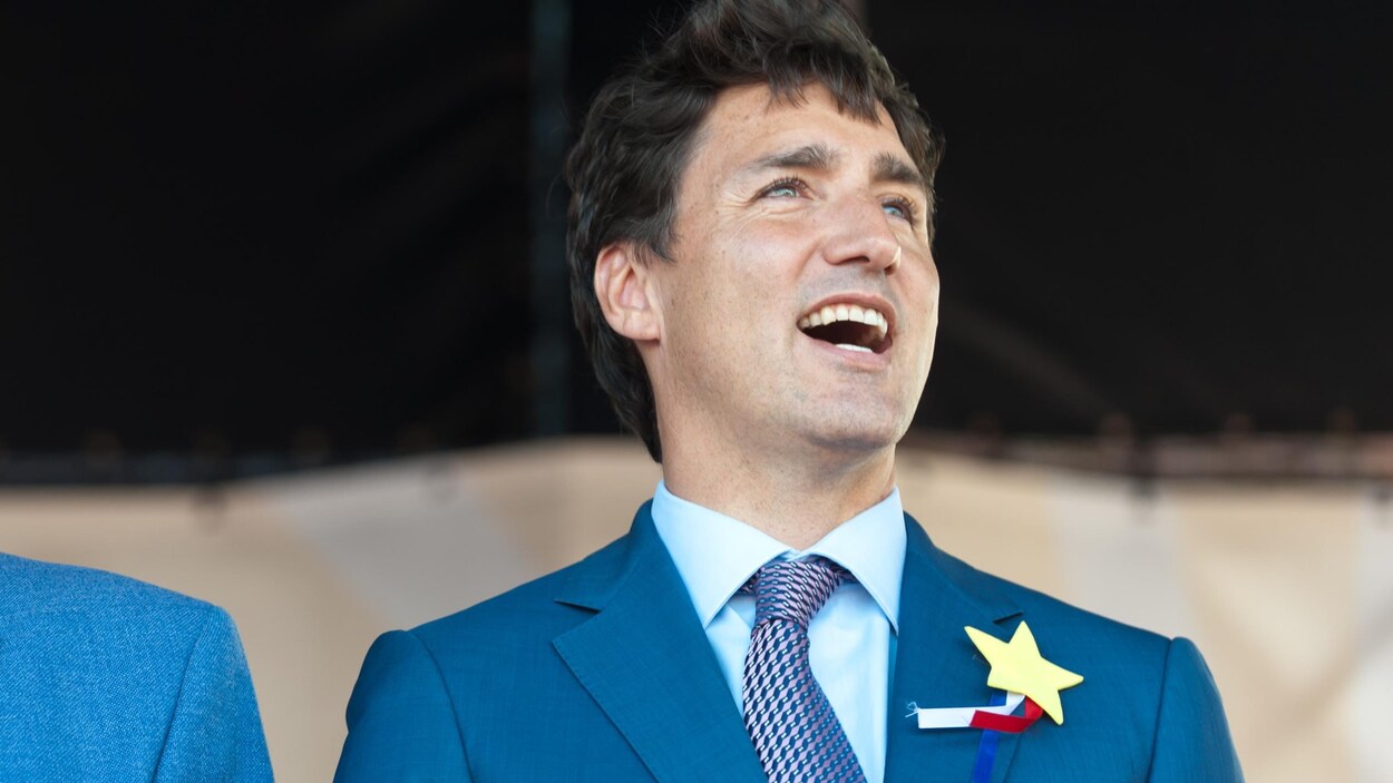Blaine Higgs et Justin Trudeau côte à côte lors d'une cérémonie du Congrès mondial acadien le 15 août 2019 à Dieppe au Nouveau-Brunswick.