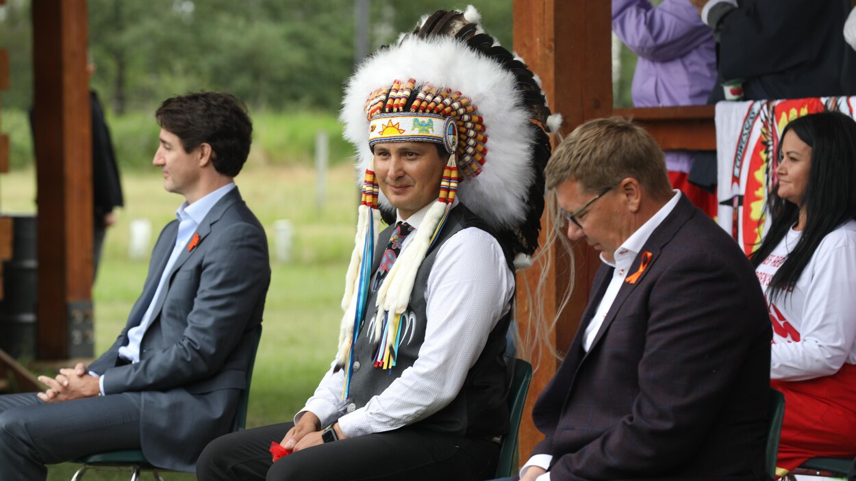 (De gauche à droite) Le premier ministre du Canada, Justin Trudeau, le chef de la Première Nation Cowessess, Cadmus Delorme, et le premier ministre de la Saskatchewan, Scott Moe, lors d'une rencontre sur la Première Nation le 6 juillet 2021.