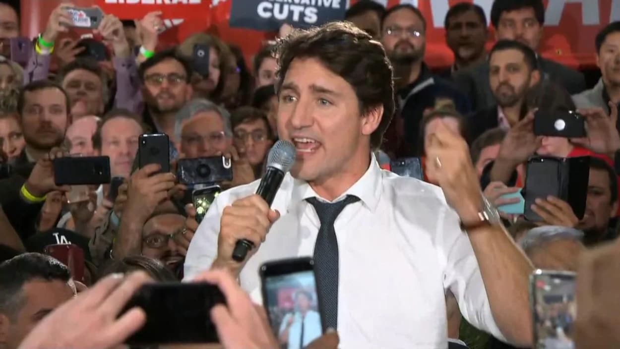 Justin Trudeau s'adressant à une foule de partisans à Calgary.