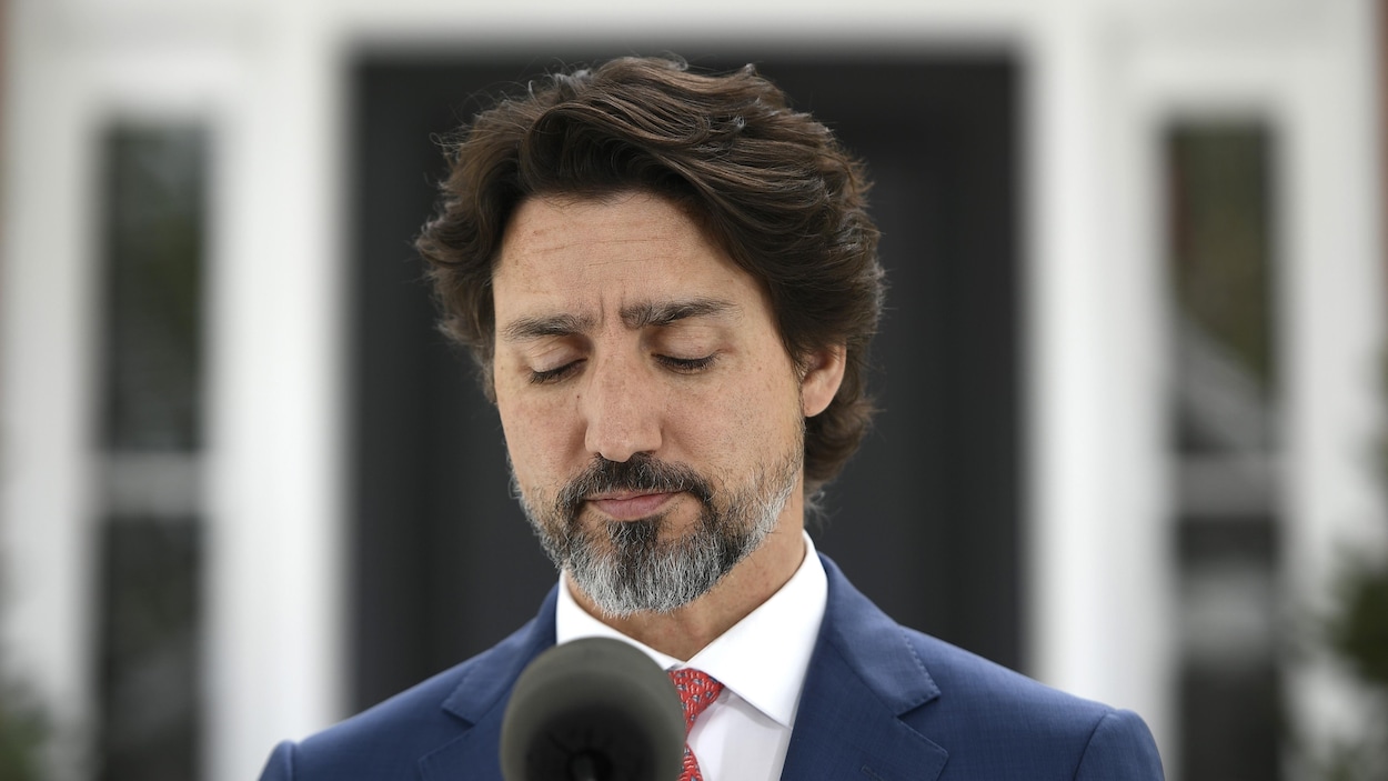 Le premier ministre Justin Trudeau marque une pause en fermant les yeux durant un point de presse.