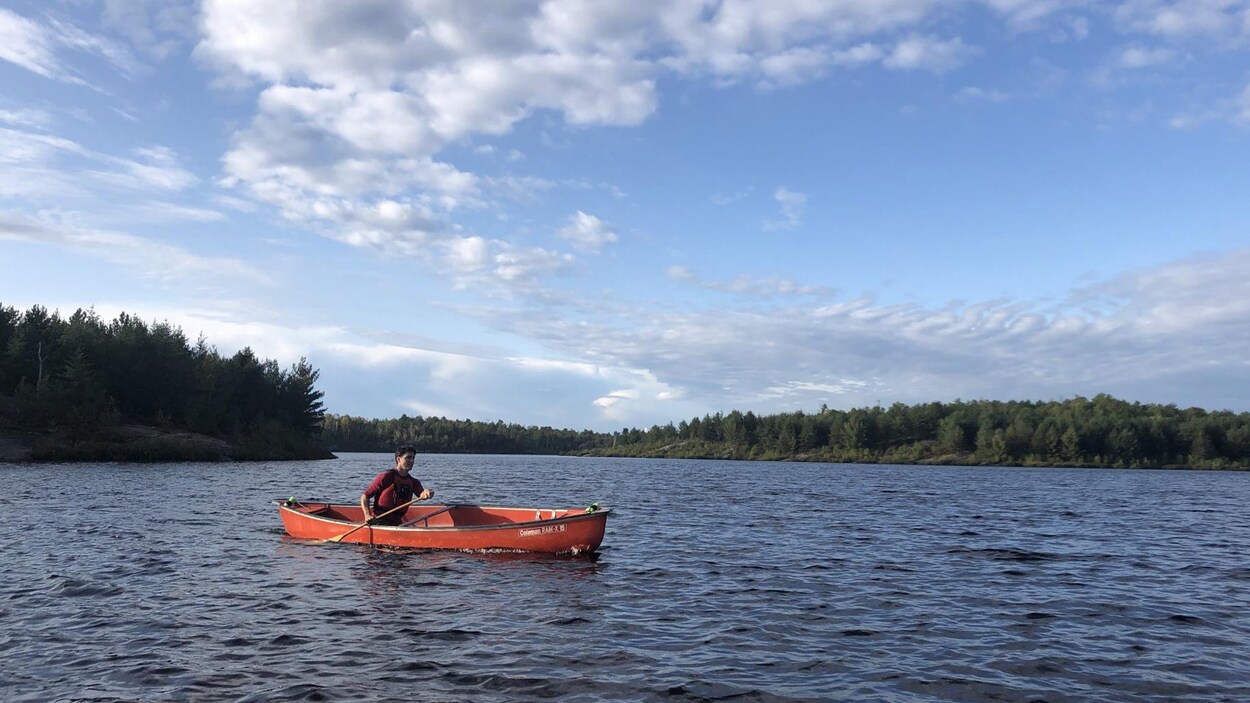 Justin Trudeau seul dans un canot sur un lac.
