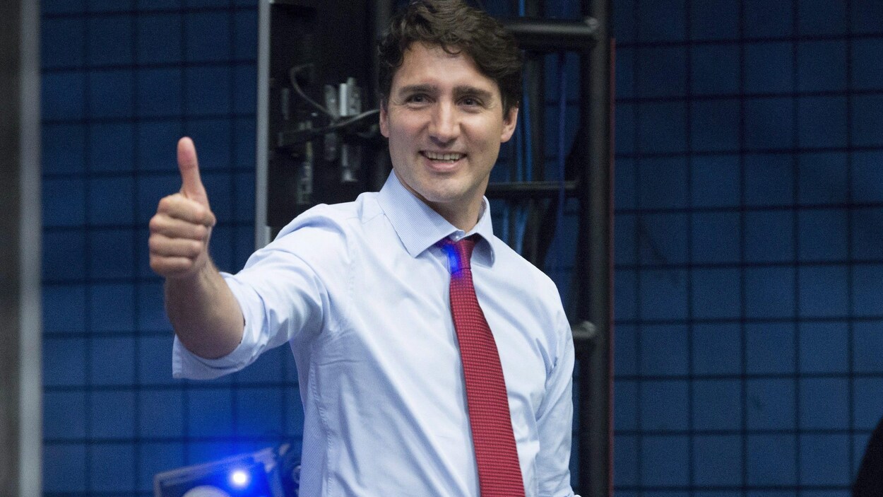 Le premier ministre du Canada, Justin Trudeau, avec le pouce levé. Le premier ministre du Canada, Justin Trudeau, avec le pouce levé.