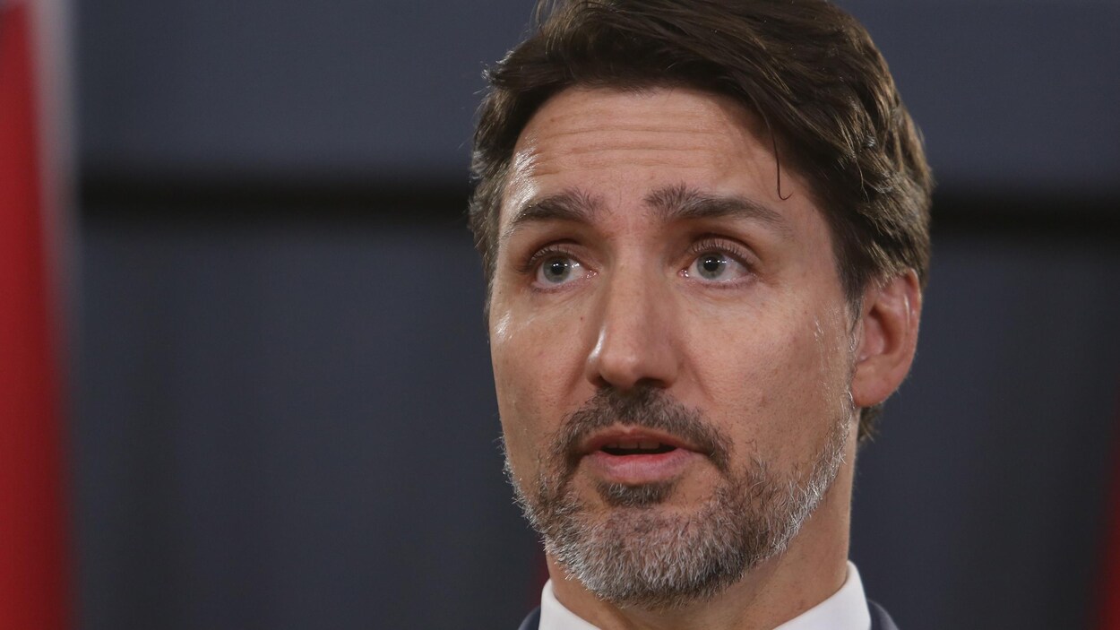 Plan rapproché de Justin Trudeau en conférence de presse.