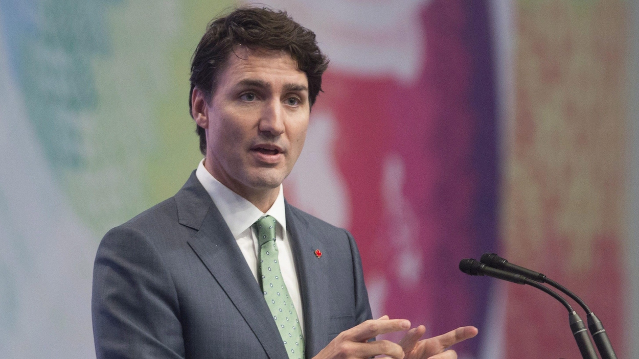Le premier ministre du Canada, Justin Trudeau, s'adresse aux médias après sa participation au sommet de l'Asie du Sud-Est, le 14 novembre 2017, aux Philippines.