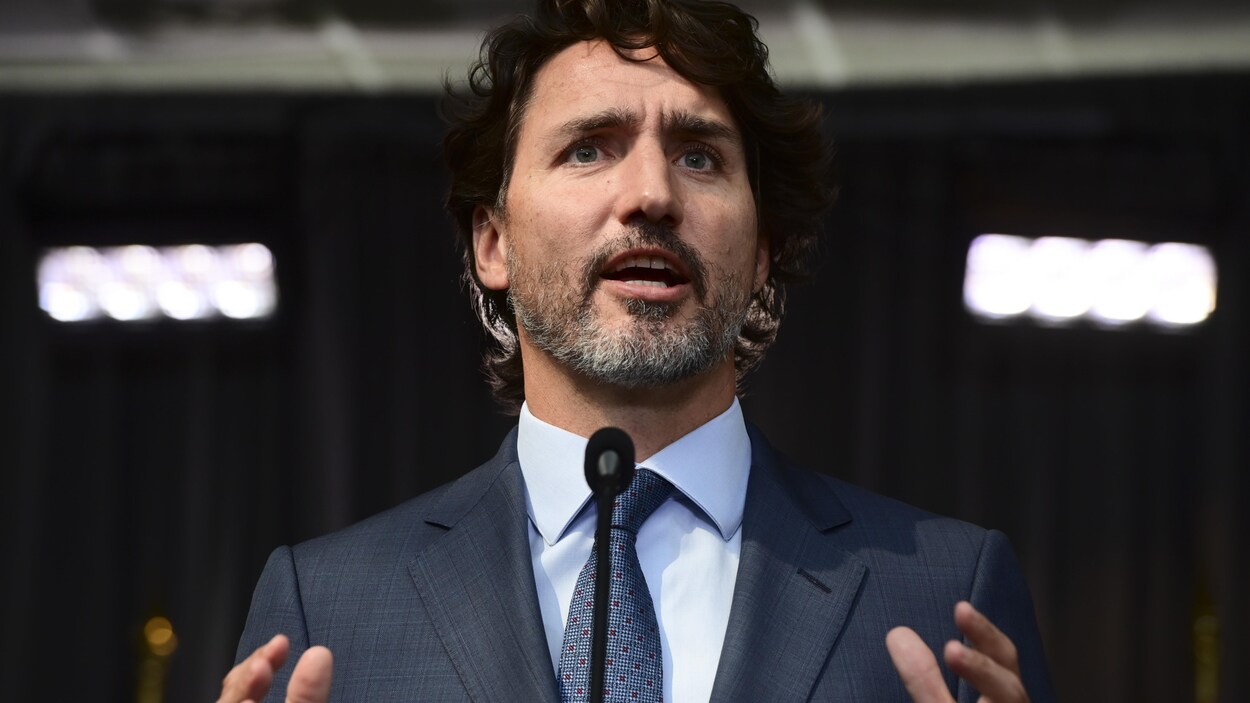 Justin Trudeau s'adresse aux journalistes.