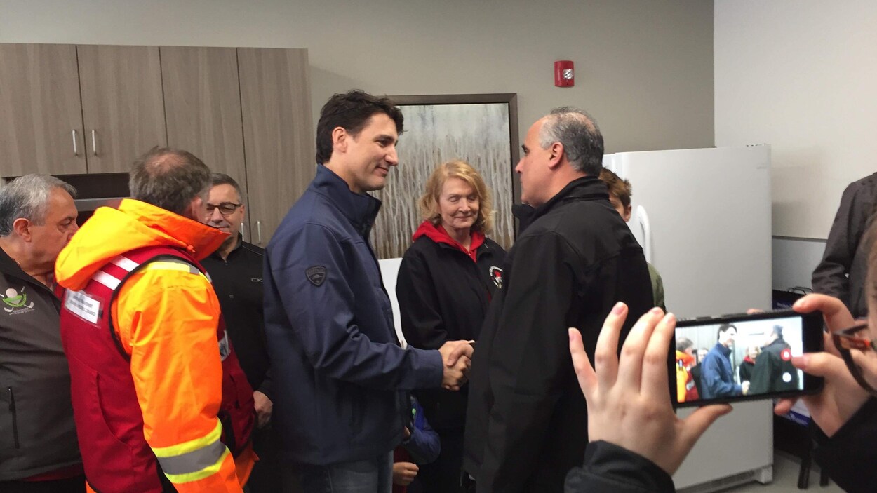 Justin Trudeau parle à des intervenants.