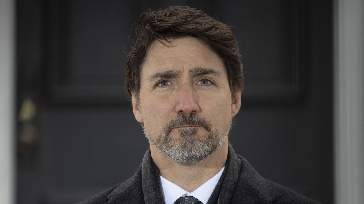 Le premier ministre regarde droit devant lui.