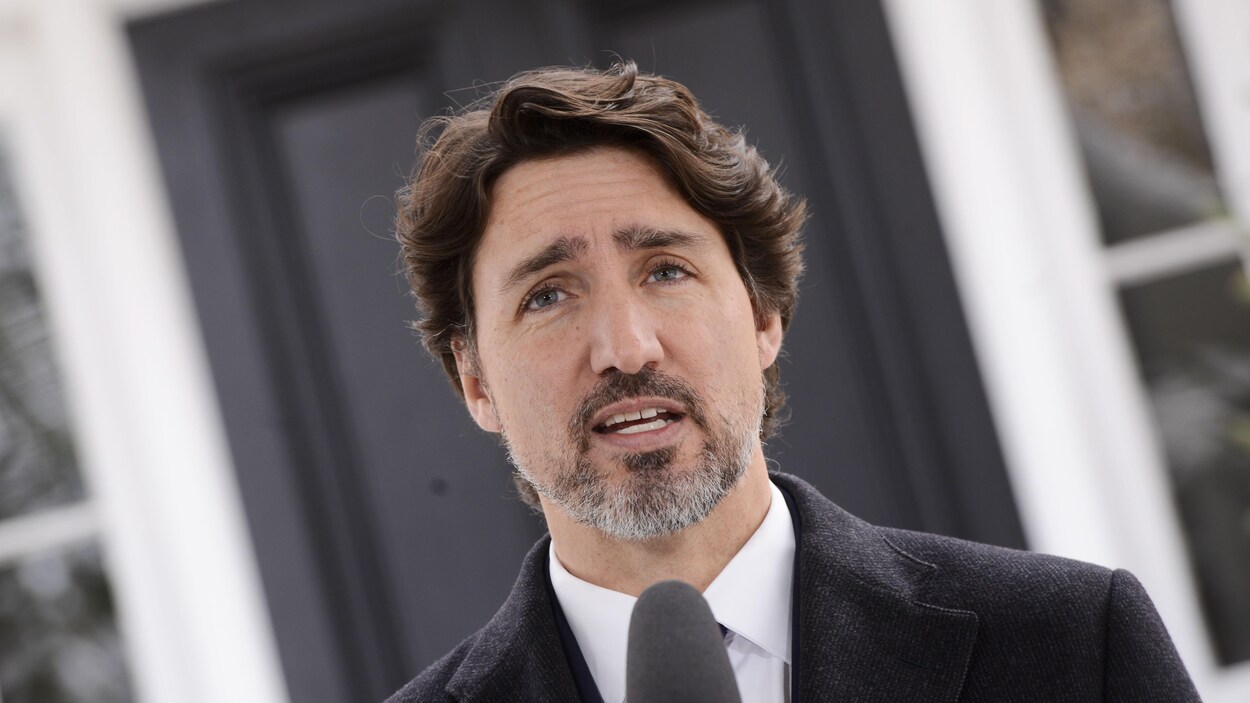 Le premier ministre Justin Trudeau porte la barbe.
