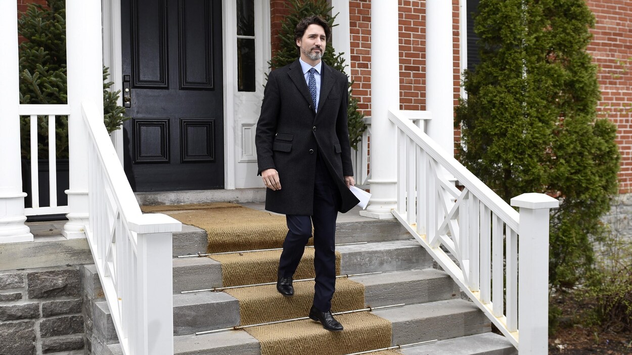 Le premier ministre Justin Trudeau descend les marches à l'extérieur de sa résidence.
