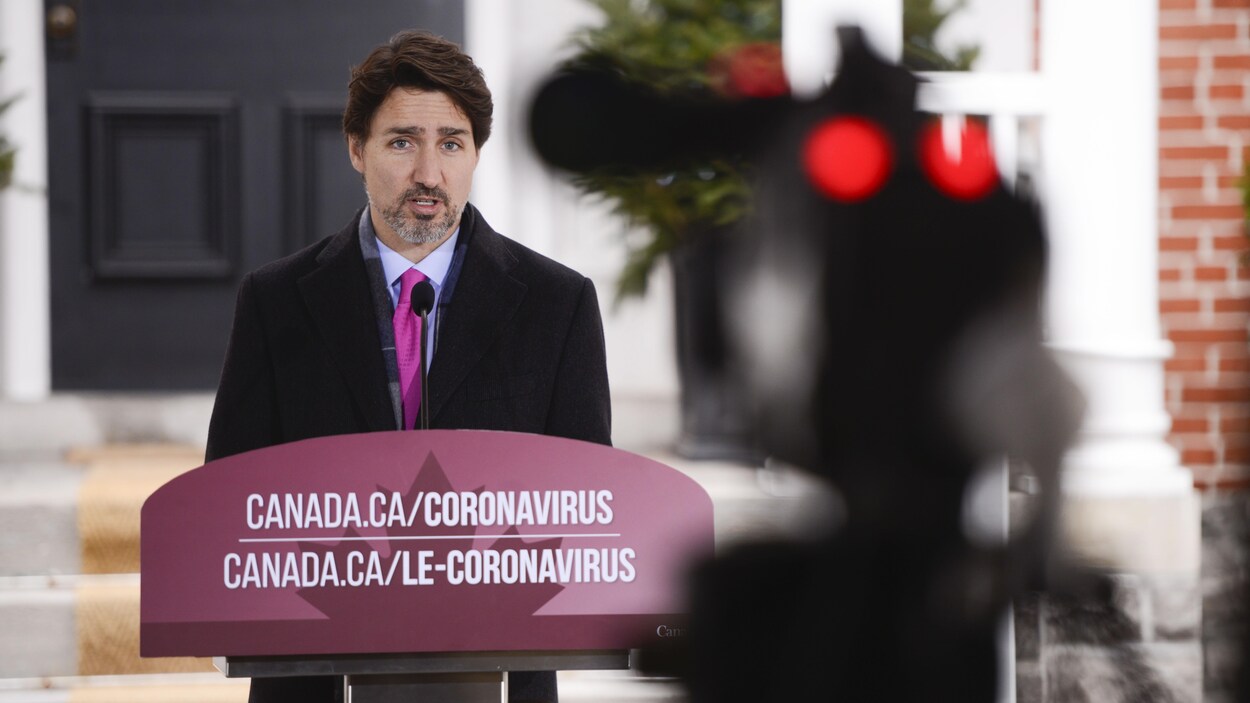 Justin Trudeau, debout derrière un lutrin, donne une conférence de presse.
