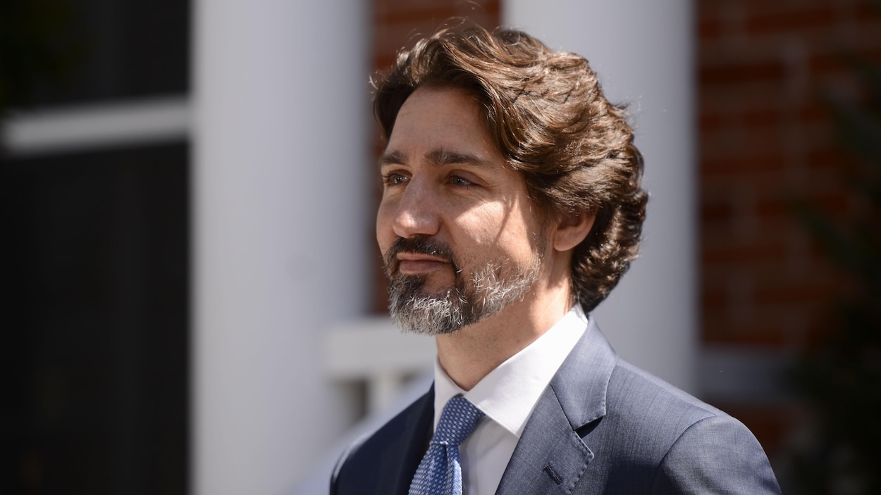 Le premier ministre Justin Trudeau, dehors, durant un point de presse.