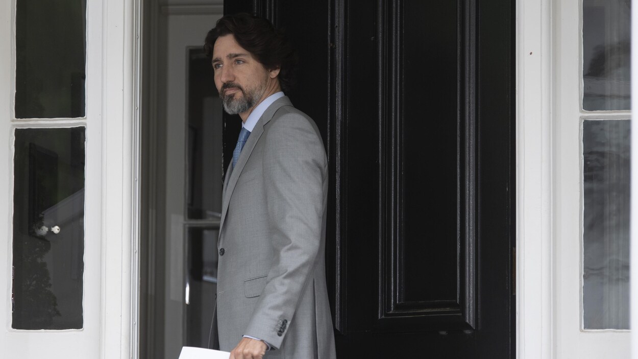 Le premier ministre Justin Trudeau ferme la porte de sa résidence.