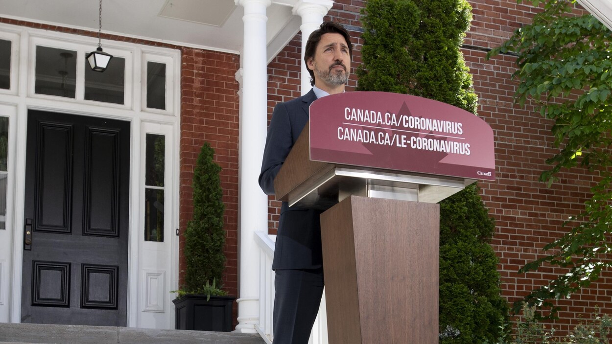 Le premier ministre Justin Trudeau, debout devant sa résidence, tient une conférence de presse.