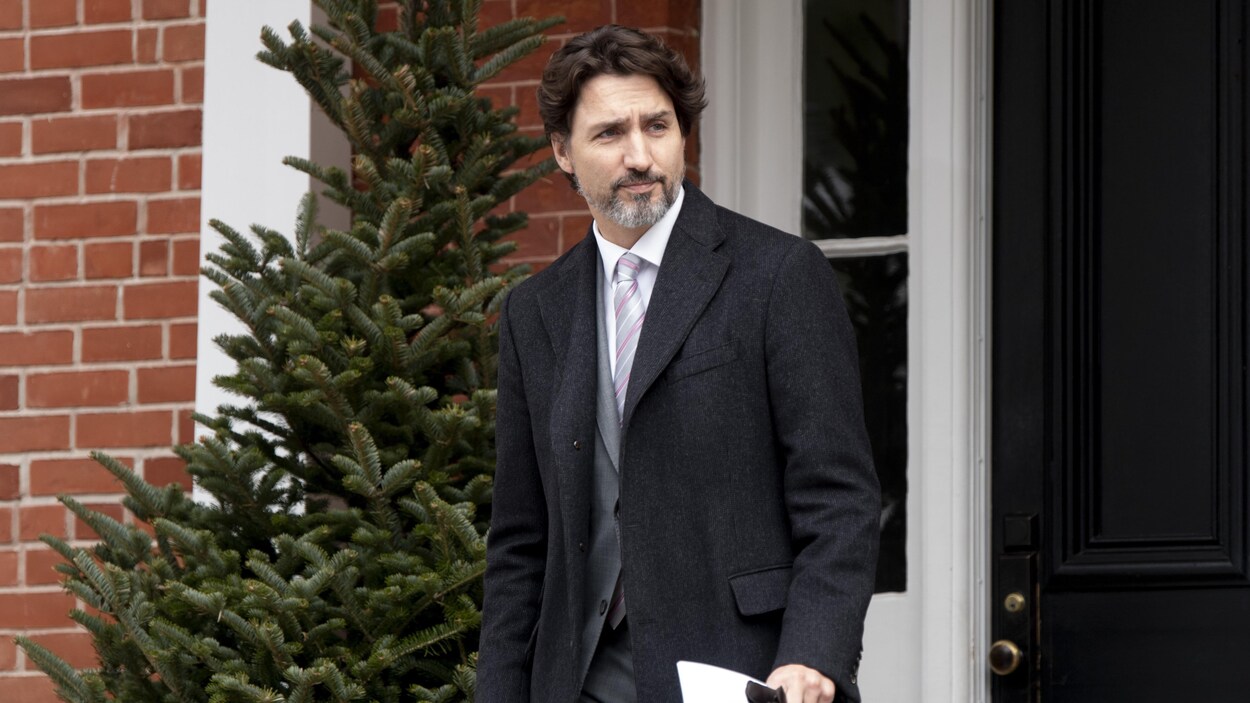 Justin Trudeau sortant de sa résidence officielle de Rideau Cottage.