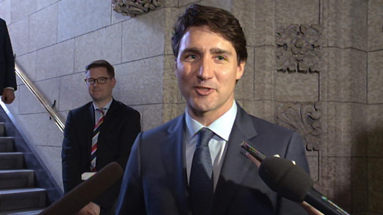 Le premier ministre Justin Trudeau devant des microphones, près de l'entrée de la Chambre à Ottawa Le premier ministre Justin Trudeau devant des microphones, près de l'entrée de la Chambre à Ottawa