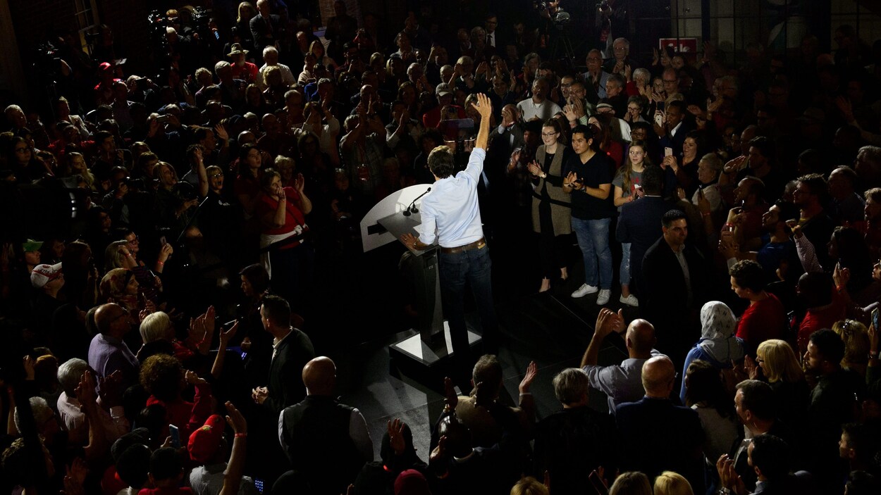 Justin Trudeau salue la foule rassemblée autour de lui dans un marché d'Halifax, en Nouvelle-Écosse.