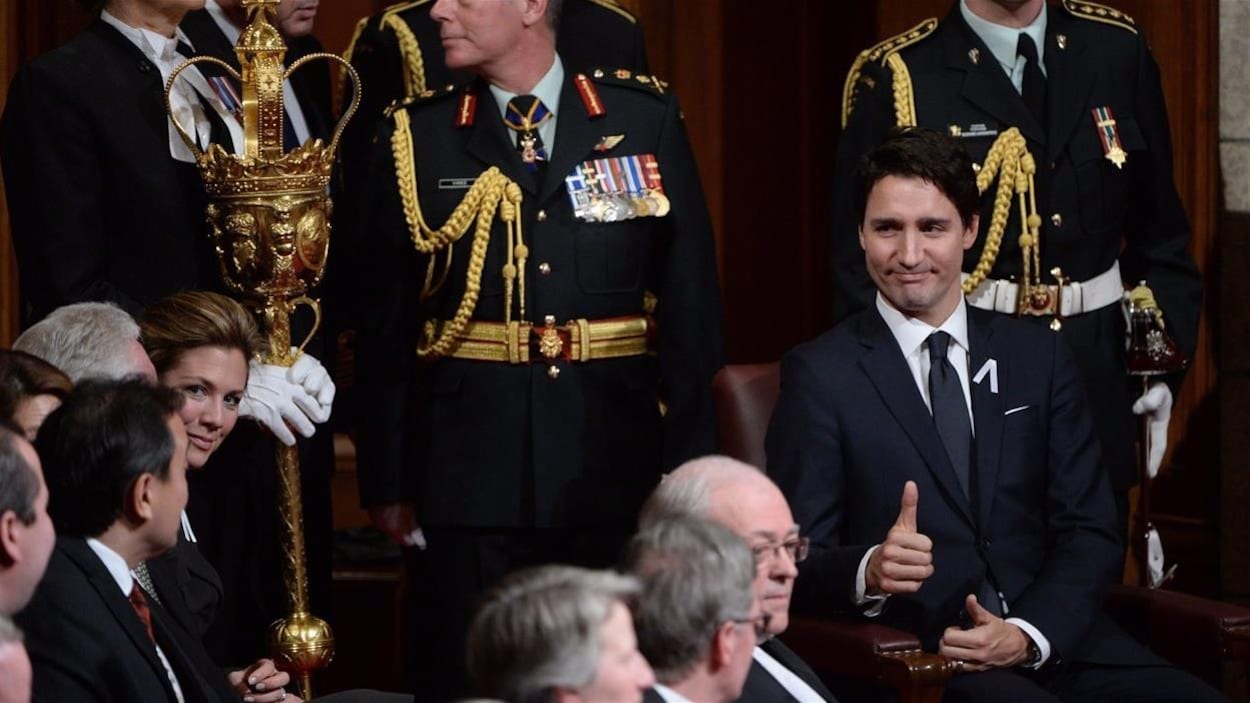 Le premier ministre Justin Trudeau lève le pouce en guise de satisfaction juste avant le discours du Trône.