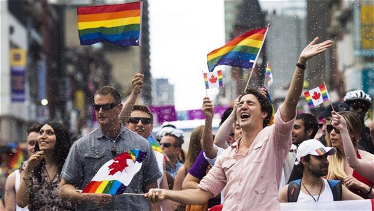 Justin Trudeau au défilé de la fierté gaie à Toronto en 2016 Justin Trudeau au défilé de la fierté gaie à Toronto en 2016