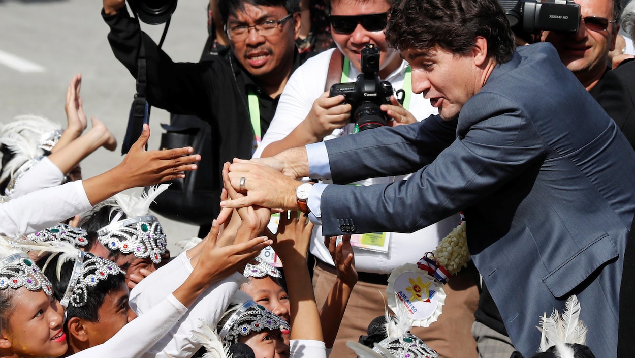 Justin Trudeau serre les mains de danseurs en costume traditionnel Justin Trudeau serre les mains de danseurs en costume traditionnel