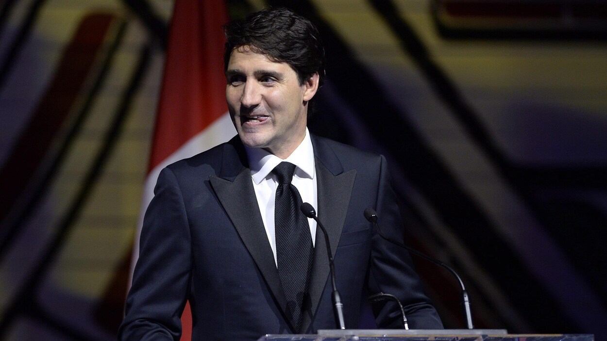 Le premier ministre Justin Trudeau a lui-même fait des plaisanteries sur son voyage en Inde. Sur la photo, il se tient sur scène et tire la langue. Le premier ministre Justin Trudeau a lui-même fait des plaisanteries sur son voyage en Inde. Sur la photo, il se tient sur scène et tire la langue.