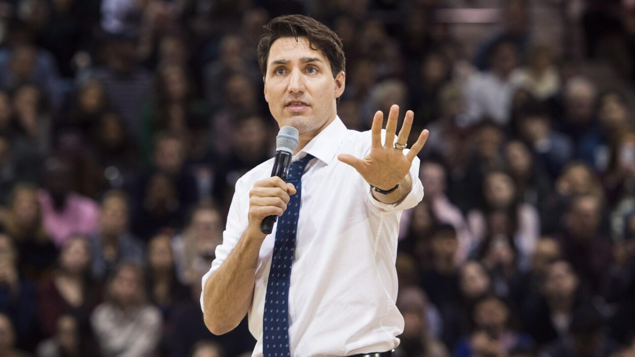 Justin Trudeau répond aux questions du public lors de son passage à Hamilton en Ontario. Justin Trudeau répond aux questions du public lors de son passage à Hamilton en Ontario.